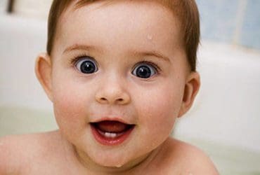 Faire apprécier le bain à bébé