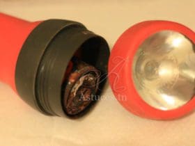 Nettoyer le compartiment des piles qui ont coulé