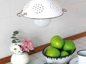Transformer une passoire en lampe de cuisine