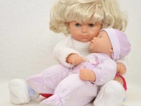 Démêler les cheveux des poupées