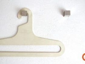 Portemanteau avec des bouchons de parfum