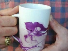 Décoration d'un mug avec du vernis à ongles