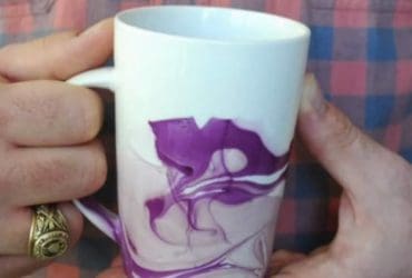 Décoration d'un mug avec du vernis à ongles