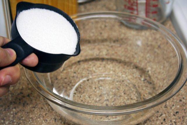 Faire fondre le sucre dans de l'eau tiède