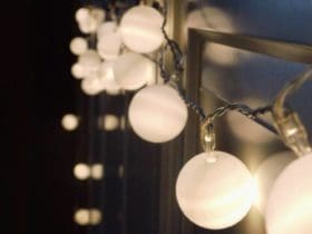 Guirlande lumineuse avec des balles de ping-pong