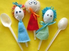 Poupées avec des cuillères en plastique