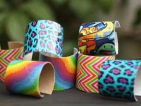 Bracelets pour enfants avec des rouleaux de papier toilette