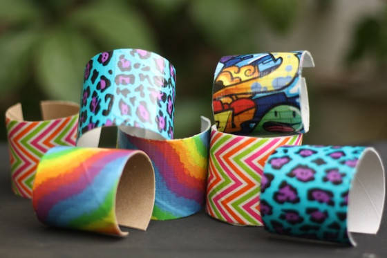 Bracelets pour enfants avec des rouleaux de papier toilette