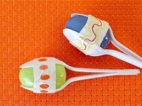 Maracas avec des cuillères en plastique