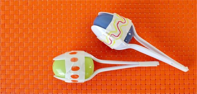 Maracas avec des cuillères en plastique