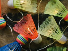 Guirlande lumineuse avec des volants de badminton