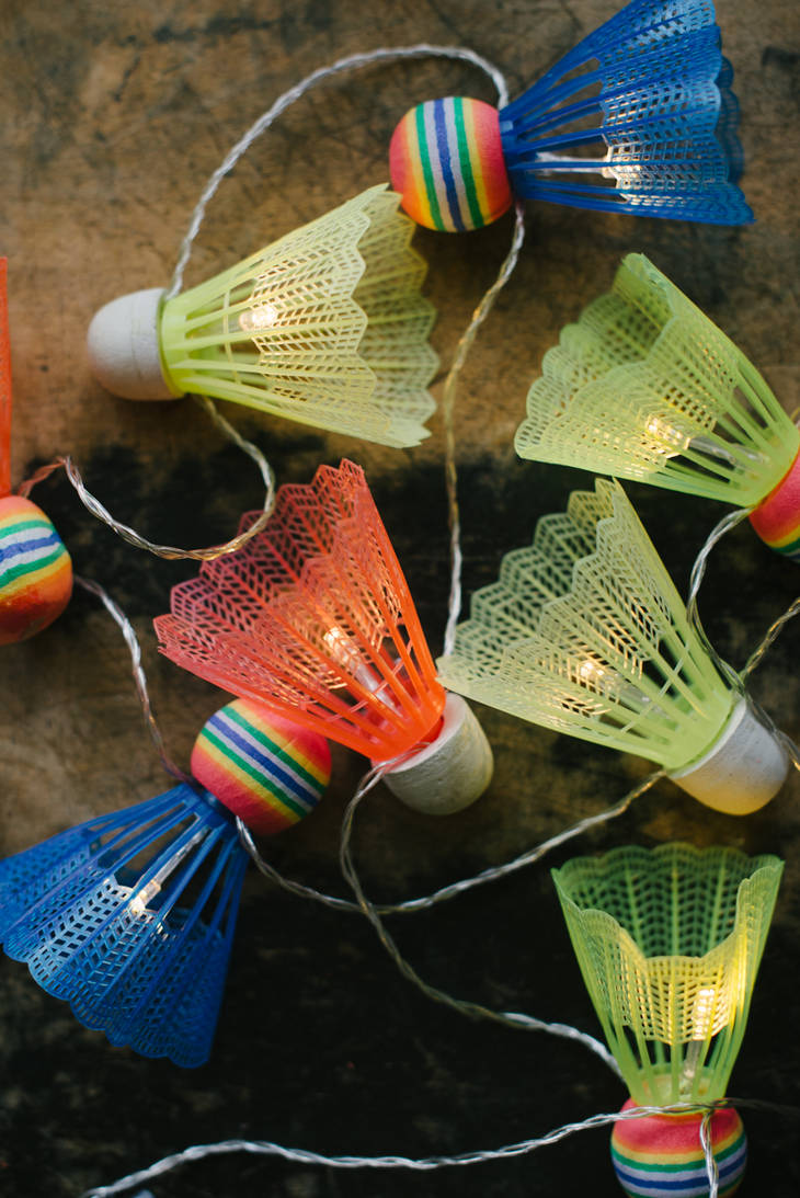 Guirlande lumineuse avec des volants de badminton