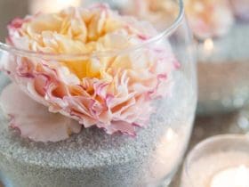 Décoration avec des fleurs fraîches dans le sable