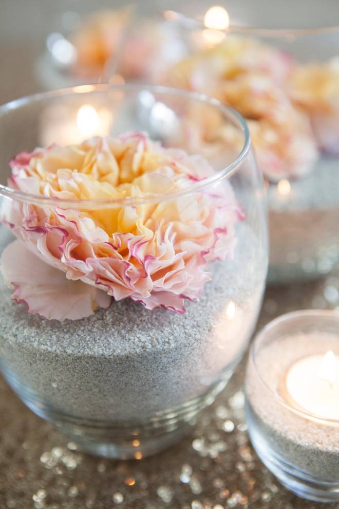 Décoration avec des fleurs fraîches dans le sable