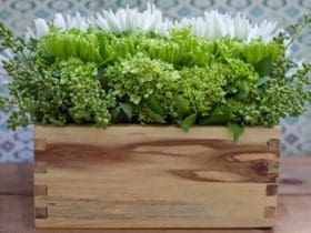 Arrangement floral dans une caisse en bois