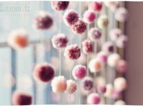Rideau de fils avec des pompons