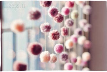 Rideau de fils avec des pompons