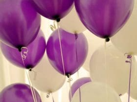 Des ballons de baudruche au plafond sans colle ni hélium