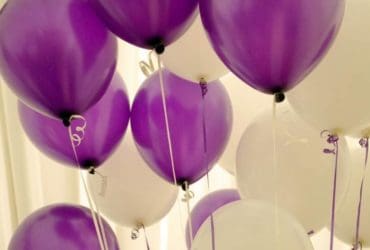 Des ballons de baudruche au plafond sans colle ni hélium