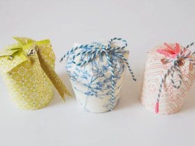 Emballage cadeau avec des gobelets en carton