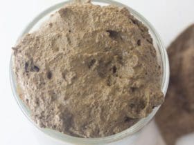 Masque à l'argile et au café pour resserrer les pores