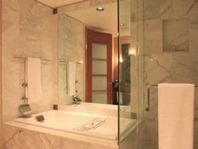 Empêcher la formation de buée sur le miroir de la salle de bain