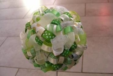 Boules décoratives en rubans