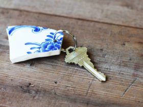 Porte clés avec débris de porcelaine