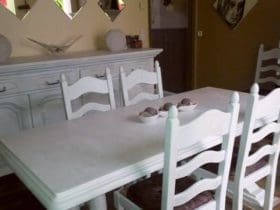 Relooking d'une salle à manger en bois avec de la peinture