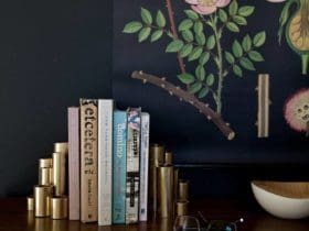 Serre-livres doré avec des tubes en PVC