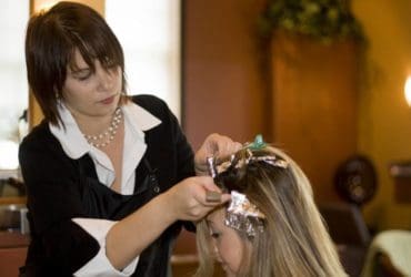 Enlever les traces de coloration de cheveux sur la peau