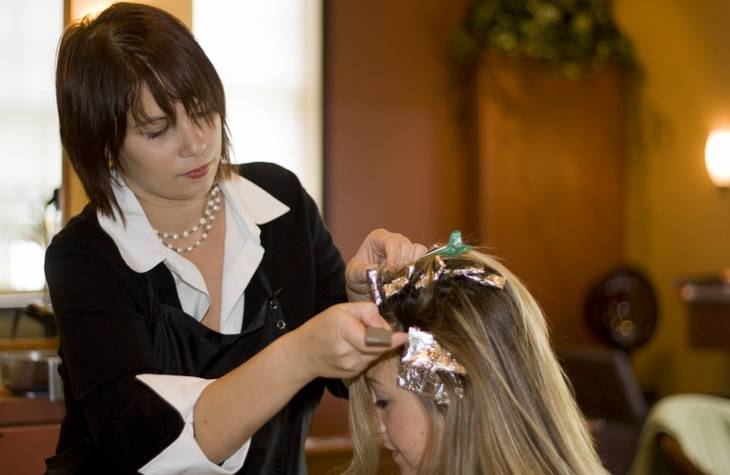 Enlever les traces de coloration de cheveux sur la peau