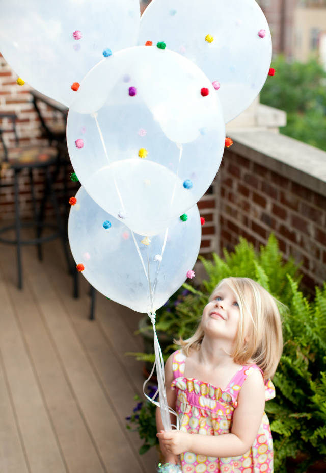 Décorer des ballons de baudruche avec des pompons