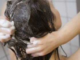 Les erreurs beauté à éviter sous la douche