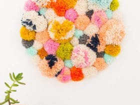 Décoration murale avec des pompons
