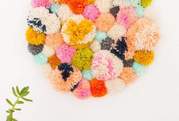 Décoration murale avec des pompons