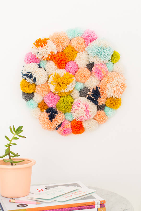 Décoration murale avec des pompons