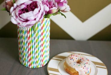 Vase décoré avec des pailles