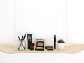 Transformer une planche de skateboard en étagère suspendue