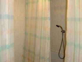 Prévenir et nettoyer les moisissures sur le rideau de douche