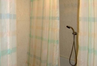 Prévenir et nettoyer les moisissures sur le rideau de douche