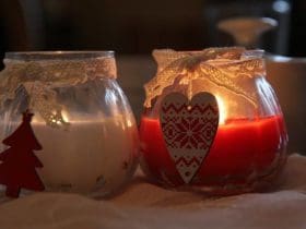 Nettoyer le reste de cire de bougie au fond d'un photophore