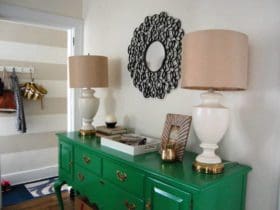 Miroir avec des rouleaux de papier toilette