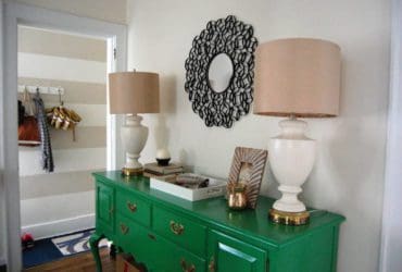 Miroir avec des rouleaux de papier toilette