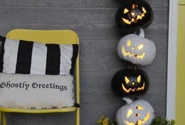 Colonne de citrouilles empilées