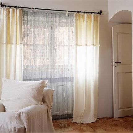 Radiateur couvert par un rideau