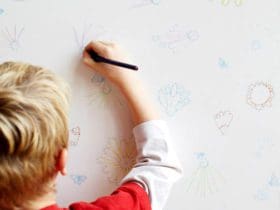 Enlever les traces de crayon sur un mur