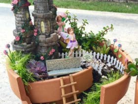 Mini jardin de fées avec un pot de fleur cassé