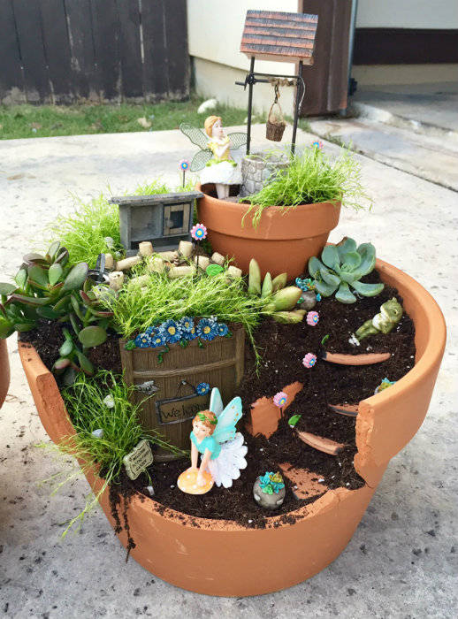 pot cassé transformé en jardin de fées avec des plantes succulentes 