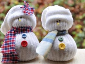 Bonhommes de neige avec des chaussettes